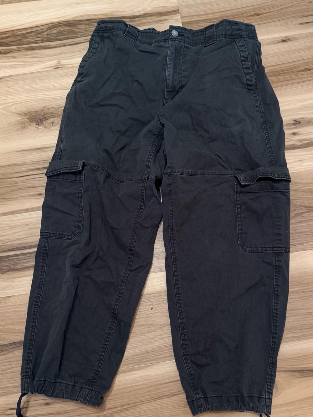 Women’s Black Cargo Joggers with Elastic Ankles Old Navy size large